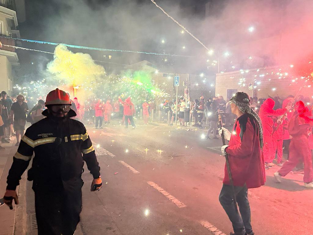 Un multitudinario &#039;correfocs&#039; da la salida a las fiestas de la Virgen del Carmen en El Campello
