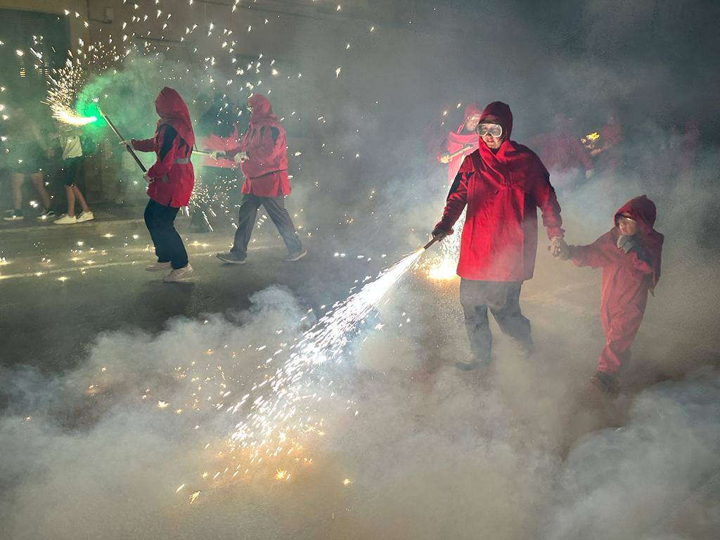Un multitudinario &#039;correfocs&#039; da la salida a las fiestas de la Virgen del Carmen en El Campello