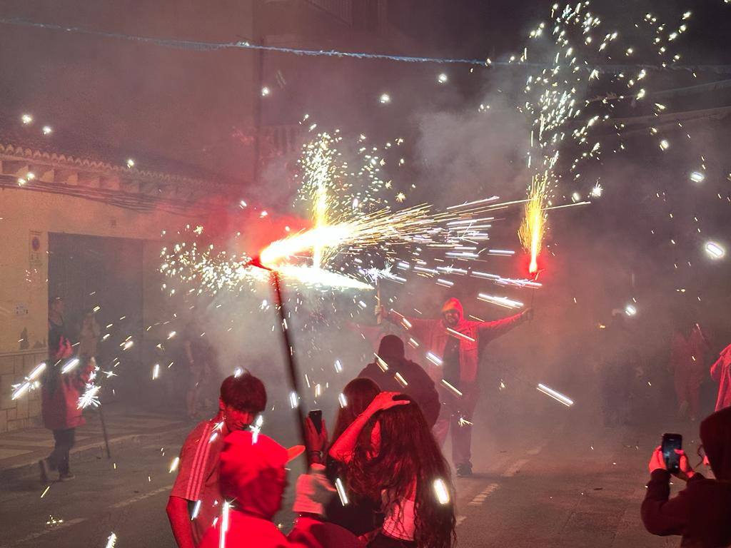 Un multitudinario &#039;correfocs&#039; da la salida a las fiestas de la Virgen del Carmen en El Campello
