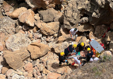Los bomberos salvan a un hombre inconsciente en una cala nudista de Dénia
