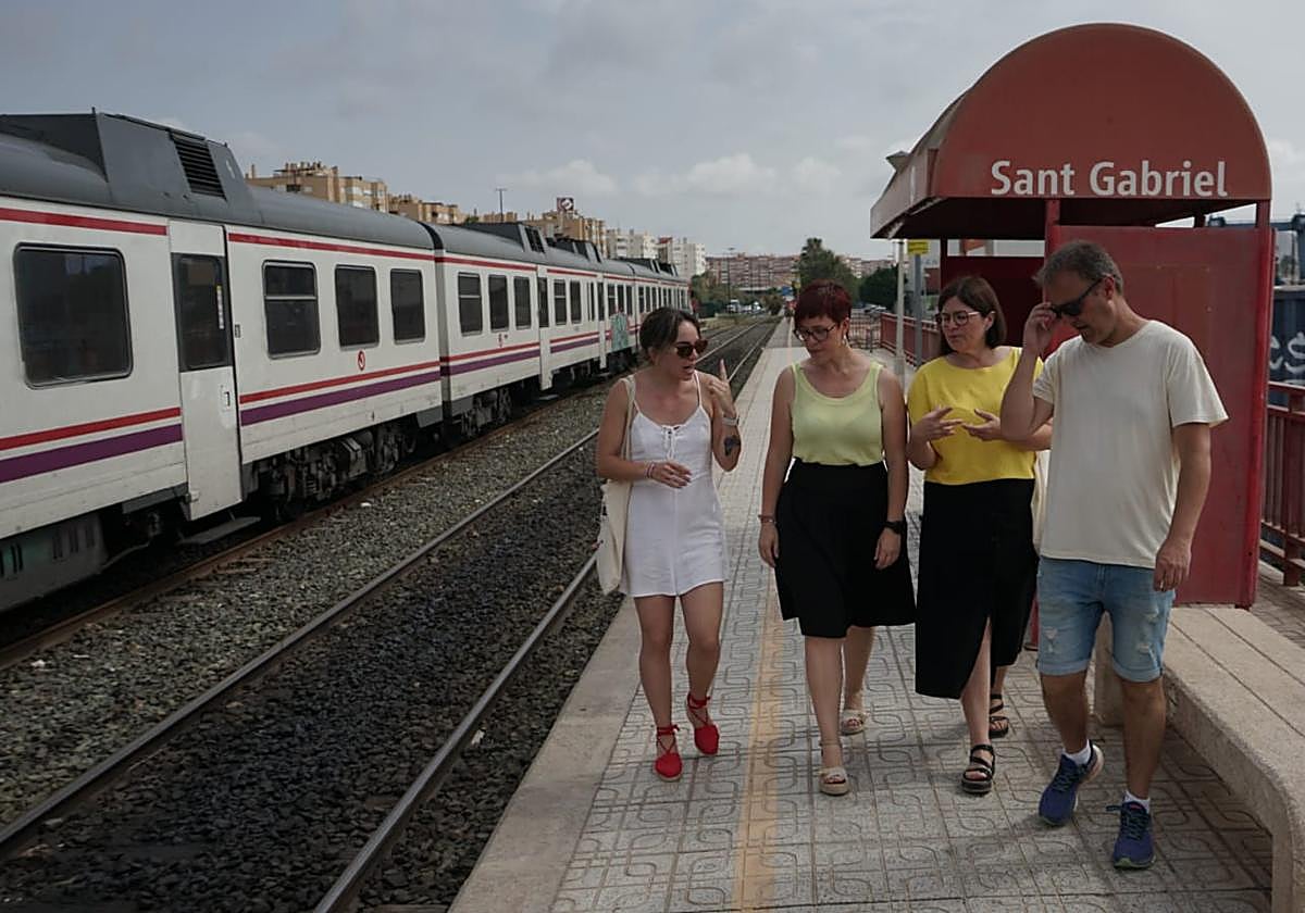 Miembros de Sumar-Compromís en la estación de San Gabriel.