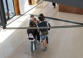 Alumnos charlan tras un examen.