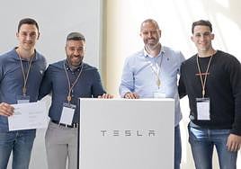 Equipo de Awergy y Bet Solar con el certificado de instalación proporcionado por Tesla.