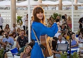 Actuación de La Bien Querida frente al Mediterráneo.