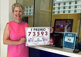 Charo Pérez, dueña de la Administración de Ondara, muestra el cartel del premio.