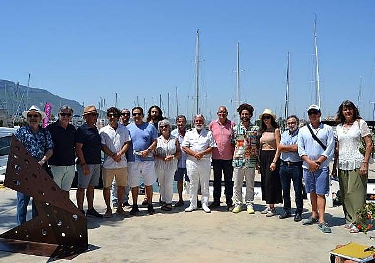 Imagen principal - Escultura en el Puerto de Dénia