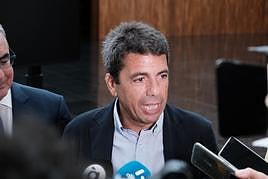 Mazón atiende a los medios en el ADDA antes de intervenir en el acto de Ineca.