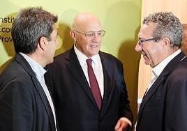 Oliu (c) junto a Carlos Mazón y Toni Pérez durante el acto convocado por Ineca.