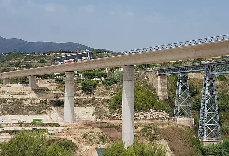 Prueba de carga de los tranvías por el nuevo viaducto del Quisi.
