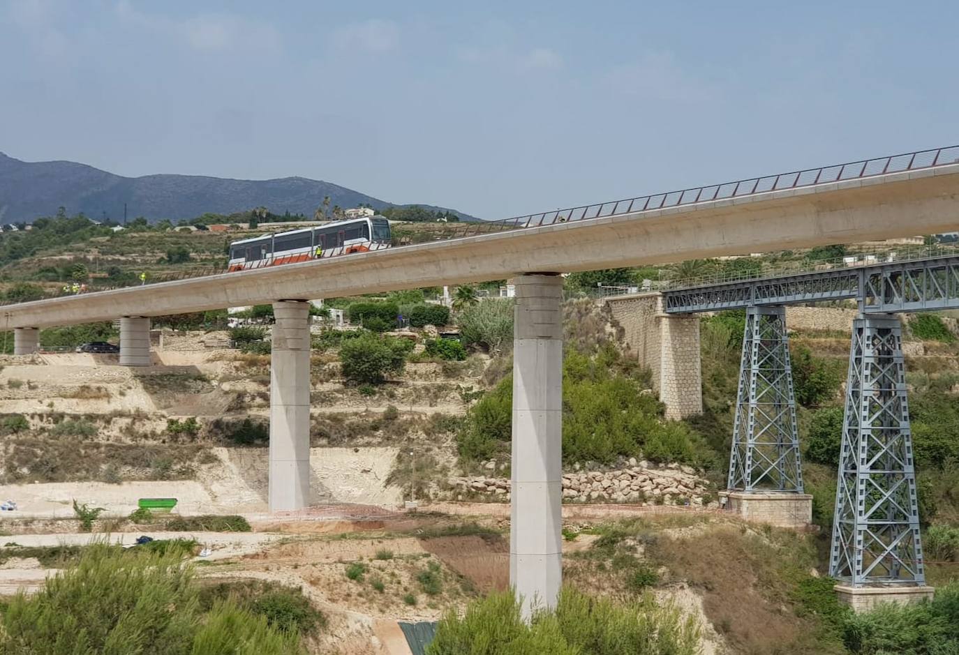 Prueba de carga de los tranvías por el nuevo viaducto del Quisi.