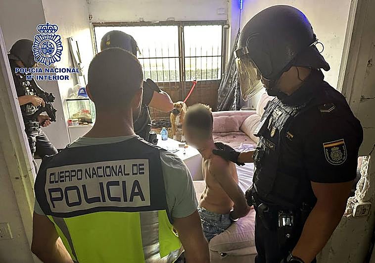 La Policía Nacional durante el registro a uno de los sospechosos.