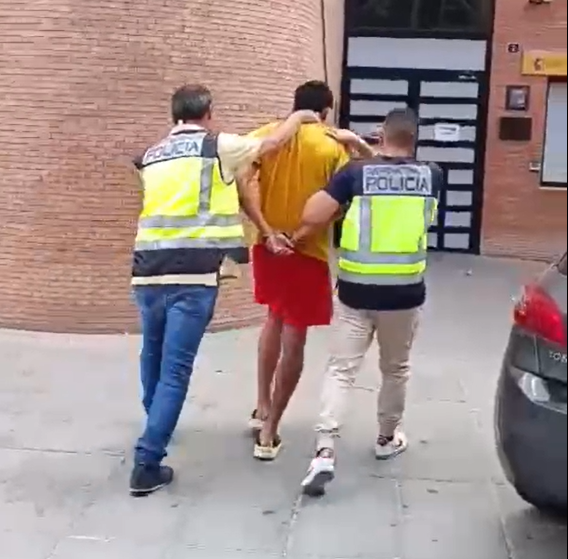 Intentan robar y cortar en el cuello a un policía fuera de servicio en Alicante