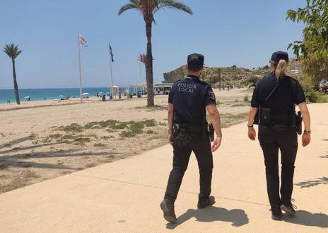 Imagen secundaria 1 - Agentes de la Policía Local de La Vila Joiosa en el Mercado Central, la playa Paradís y el cementerio municipal.