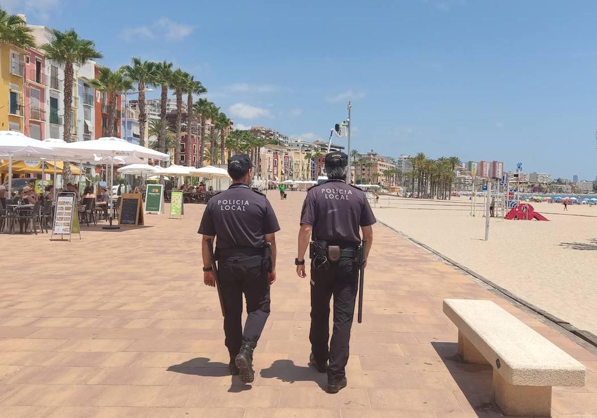 Agentes de la Policía Local de La Vila Joiosa recorren la playa Centro.