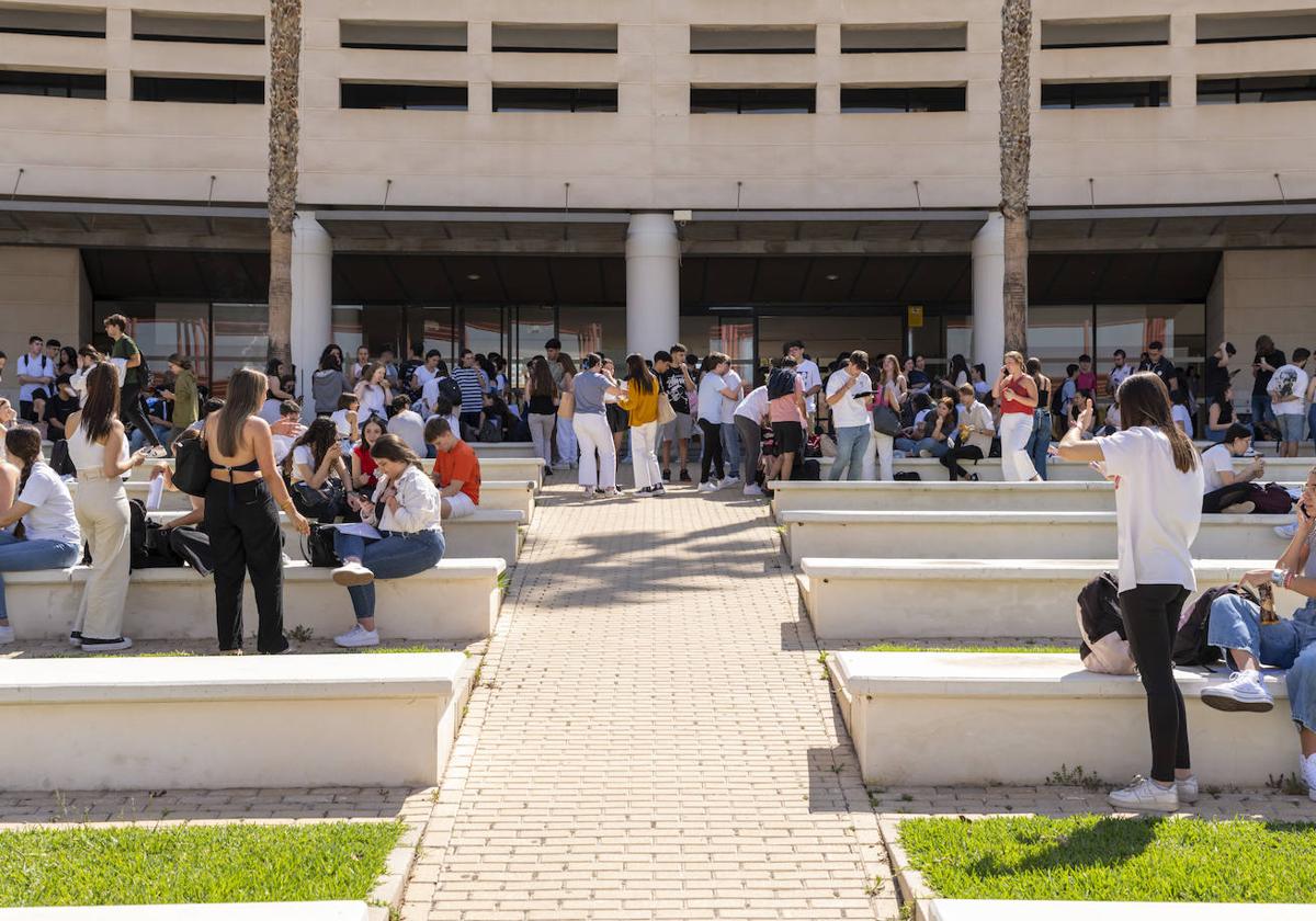 Estudiantes en el campus de la UA durante selectividad.