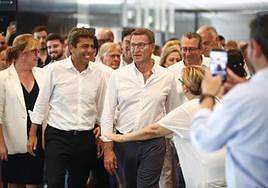 El presidente del Partido Popular, Alberto Núñez Feijóo (2d), y el presidente del PPCV, Carlos Mazón (2i), el miércoles en Alicante.