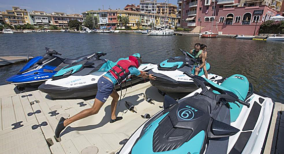 Motos de agua. Una empresa de alquiler de estos vehículos en Port Saplaya.