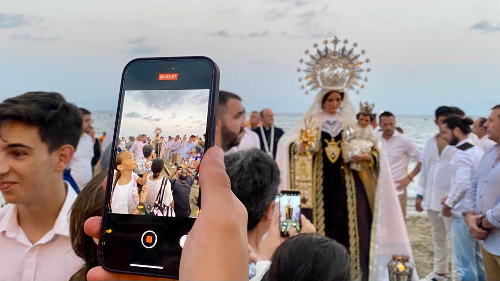 La procesión marinera acompaña a la Virgen del Carmen