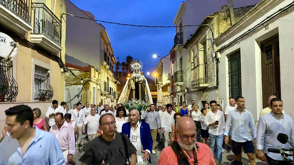 La procesión marinera acompaña a la Virgen del Carmen
