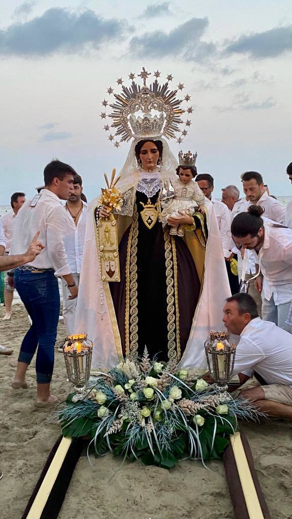 La procesión marinera acompaña a la Virgen del Carmen
