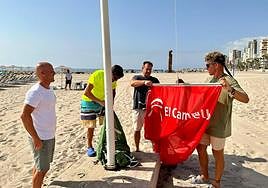 Los socorristas y el servicio de salvamento de El Campello retiran las banderas rojas de sus playas.
