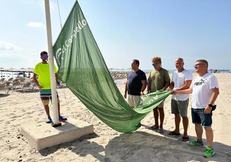 Imagen principal - Izan la bandera verde, la playa accesible de El Campello está en funcionamiento y sus socorristas se preparan para el verano.