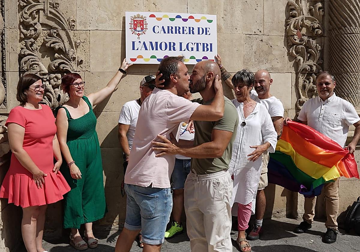 Bellido y López se dan un beso para reivindicar los derechos y libertades del colectivo LGTBI.