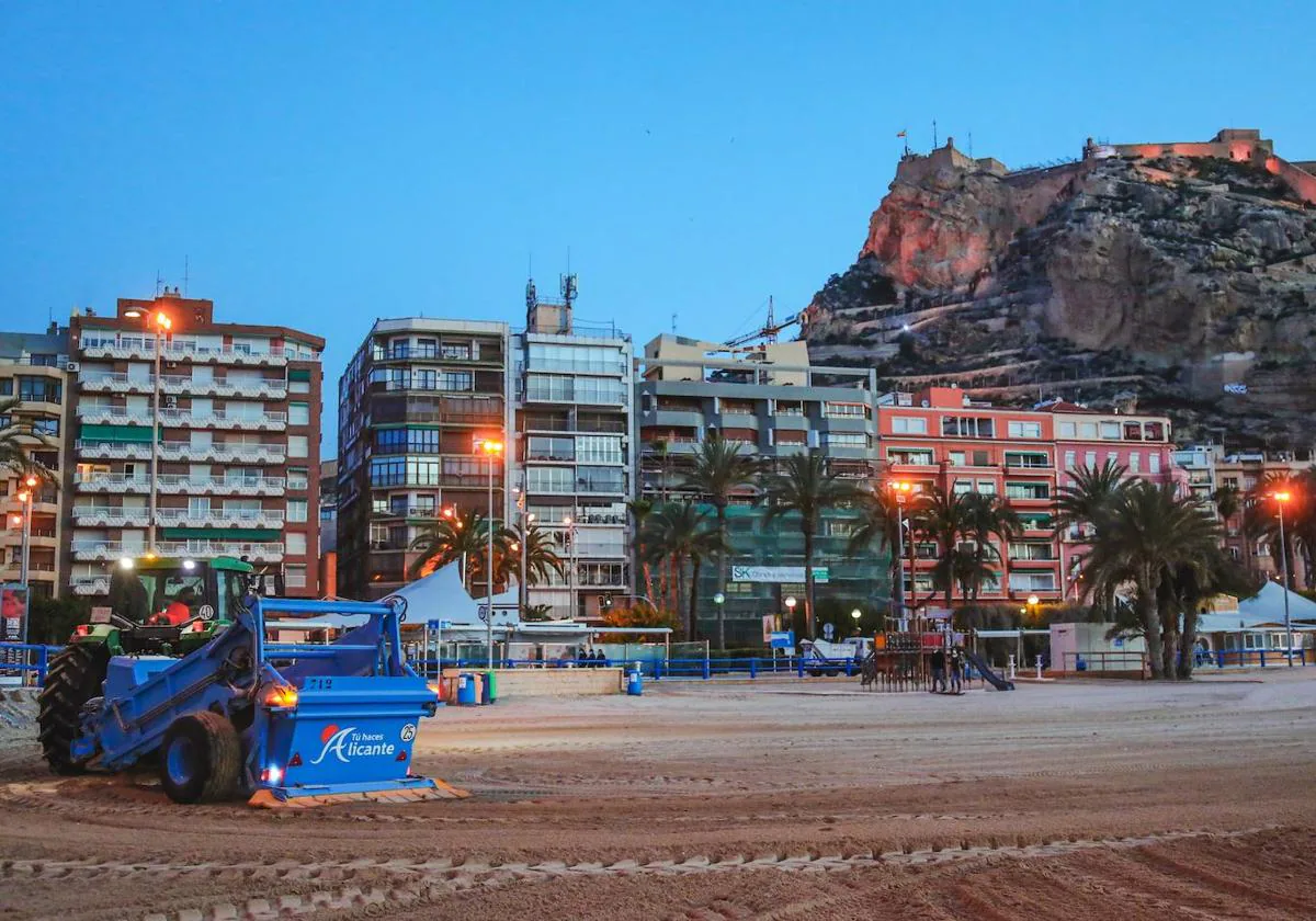 Alicante Refuerza La Limpieza Nocturna De Playas Durante El Verano