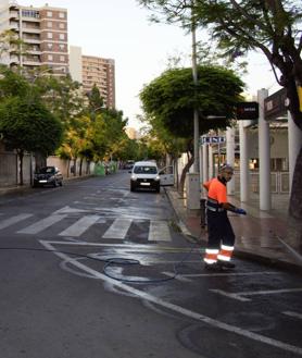 Imagen secundaria 2 - Servicio de limpieza en la playa de San Juan.