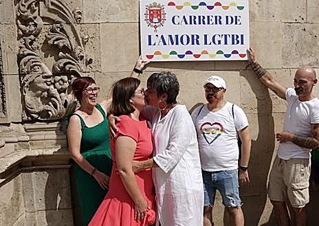 Imagen secundaria 1 - Muestra de apoyo al colectivo LGTBI por candidatos de Sumar.