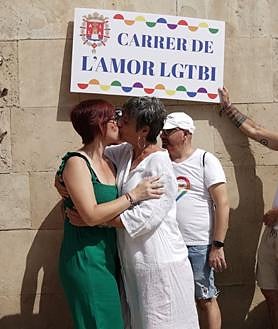 Imagen secundaria 2 - Muestra de apoyo al colectivo LGTBI por candidatos de Sumar.