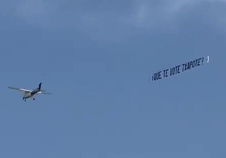 Avioneta con la pancarta «Que te vote Txapote».