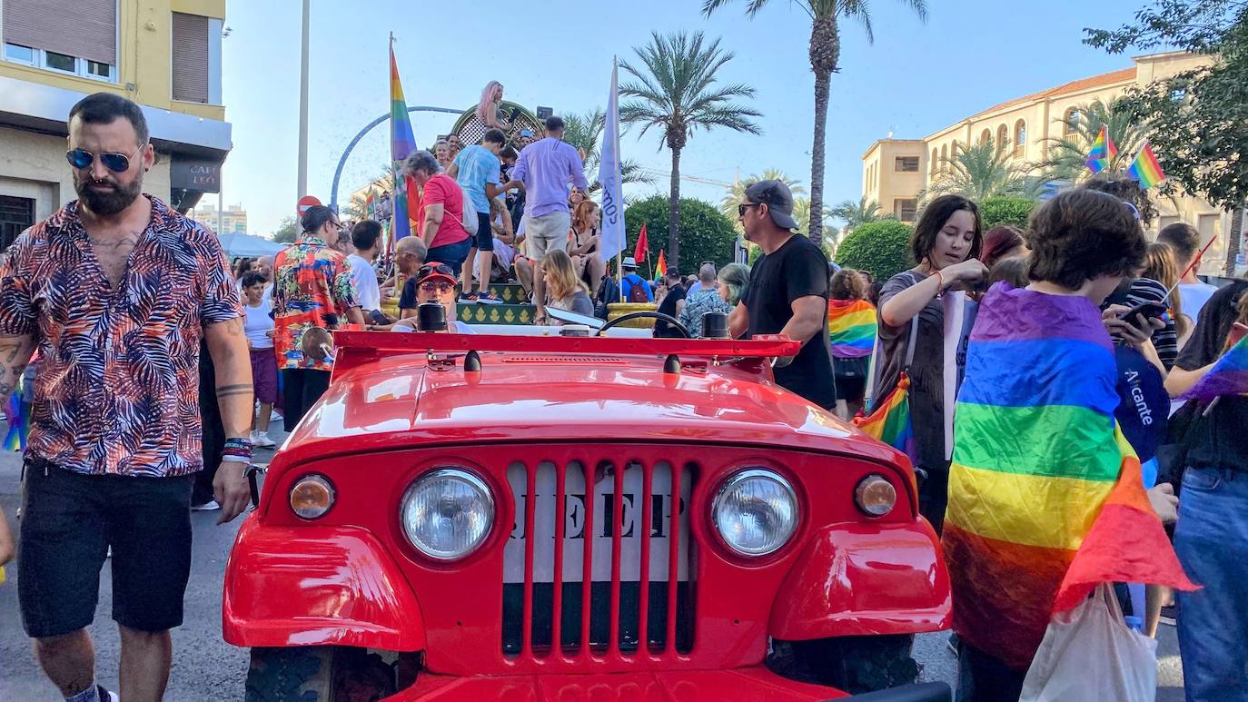 Multitudinario Orgullo LGTBIQ+ en Alicante