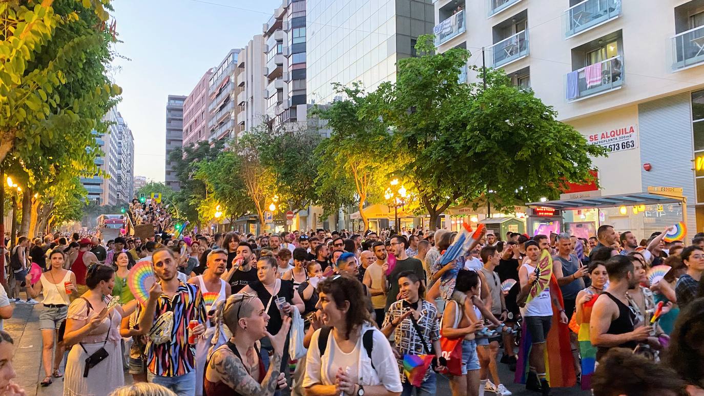 Multitudinario Orgullo LGTBIQ+ en Alicante
