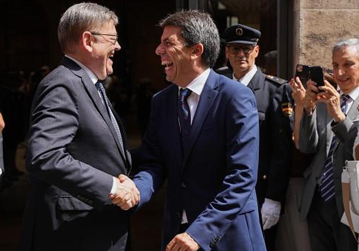 Ximo Puig recibe a Mazón en la puerta del Palau de la Generalitat.