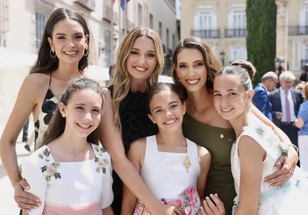 Las belleas del foc acudieron a la toma de posesión de Mazón junto a las falleras mayores de Valencia y las reinas de la Magdalena.