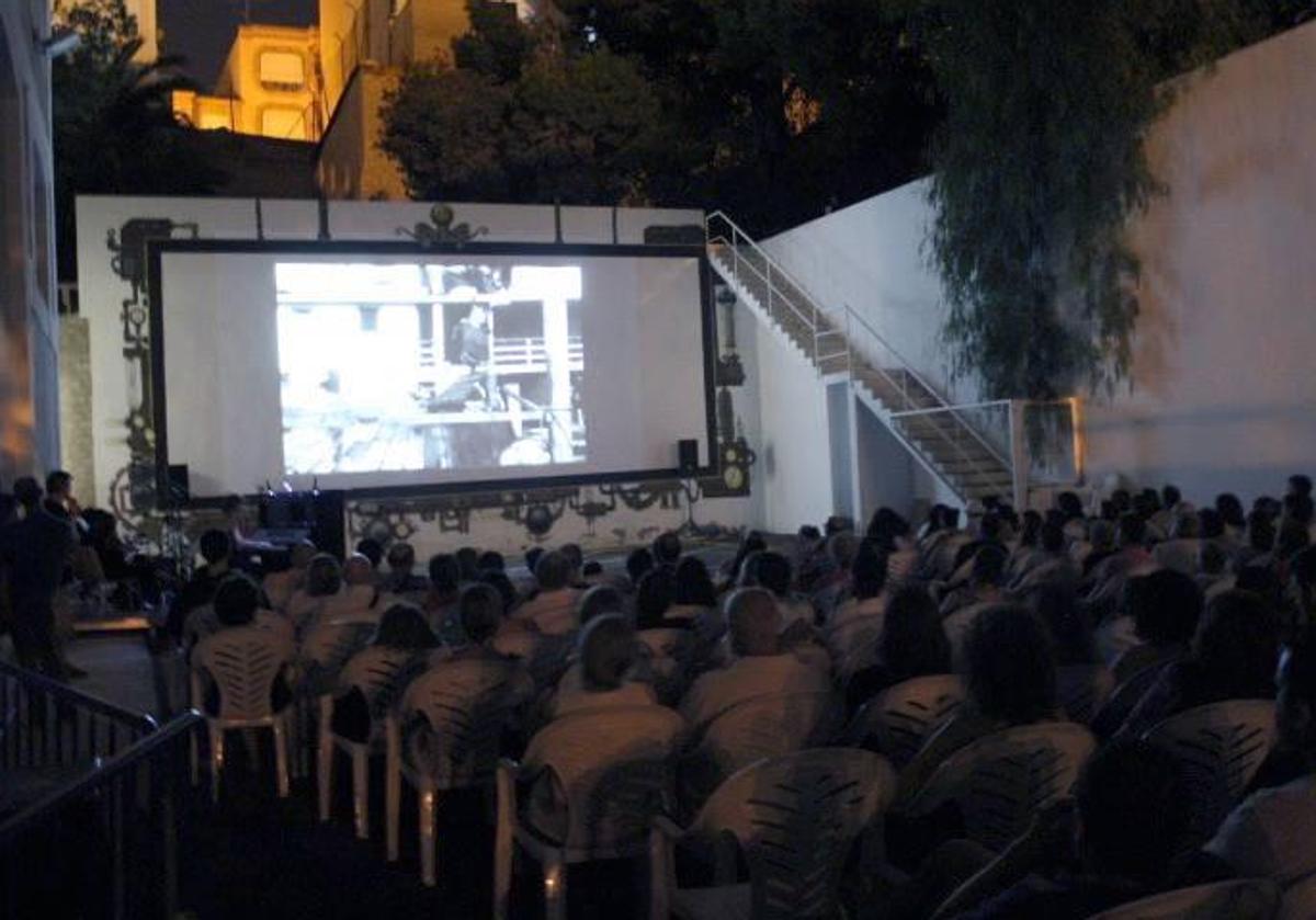 Sesión de 'Cine desde la Trasera' en Las Cigarreras de Alicante.