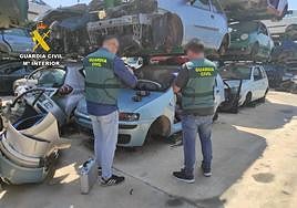 Agentes de la Benemérita inspeccionan varios coches.