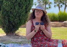 Una voluntaria de Cruz Roja Alicante hace un 'unboxing' del kit sostenible.