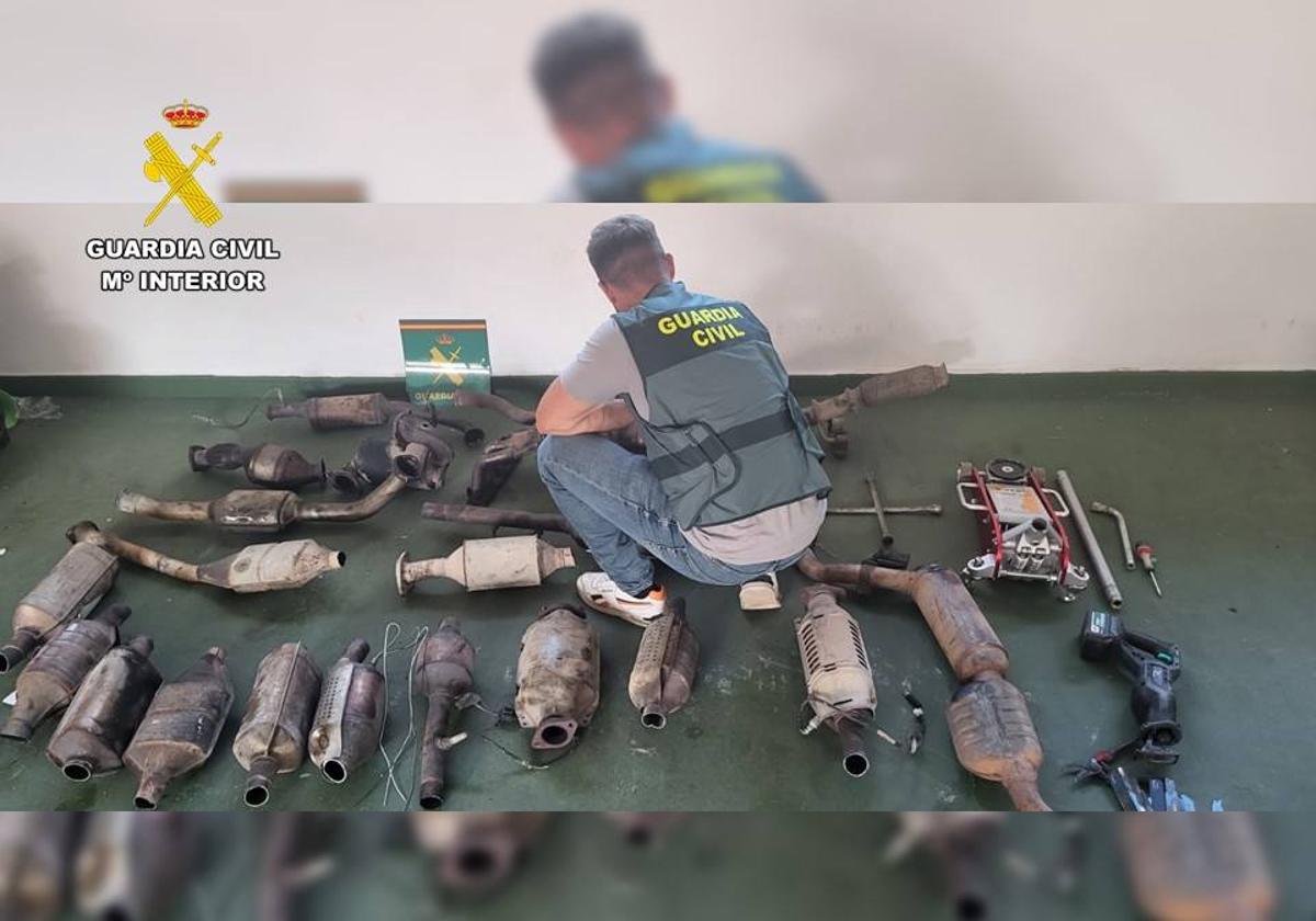 Agente de la Guardia Civil, con los catalizadores recuperados.