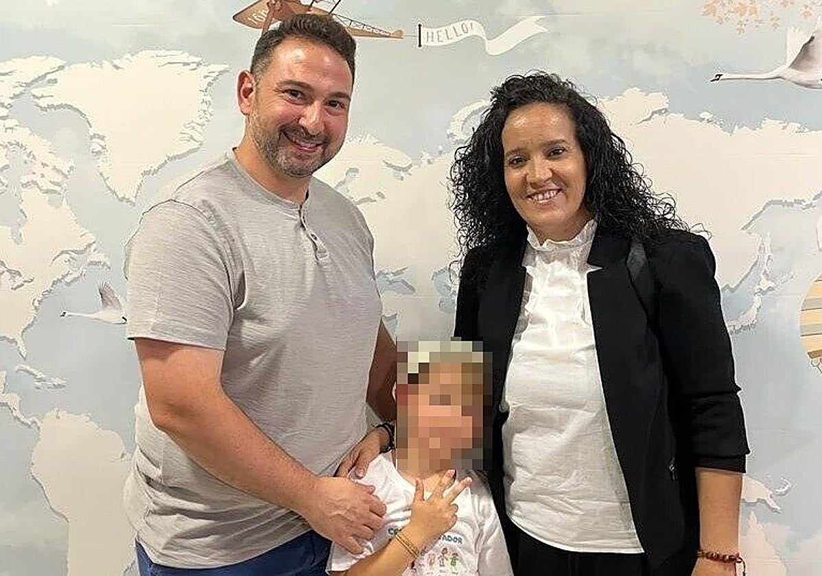 El pequeño Martín acompañado de sus padres.