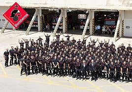 Los nuevos efectivos posan en el Parque Central de Bomberos de San Vicente.