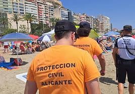 Miembros de Protección Civil patrullan el Postiguet con la Policía Local.