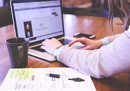 Una persona trabaja con su ordenador portatil.