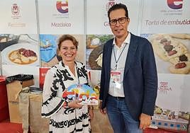 La concejala de Turismo, Rosa Vidal, con el alcalde, Rubén Alfaro.
