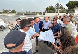 El alcalde y los concejales, con los vecinos.