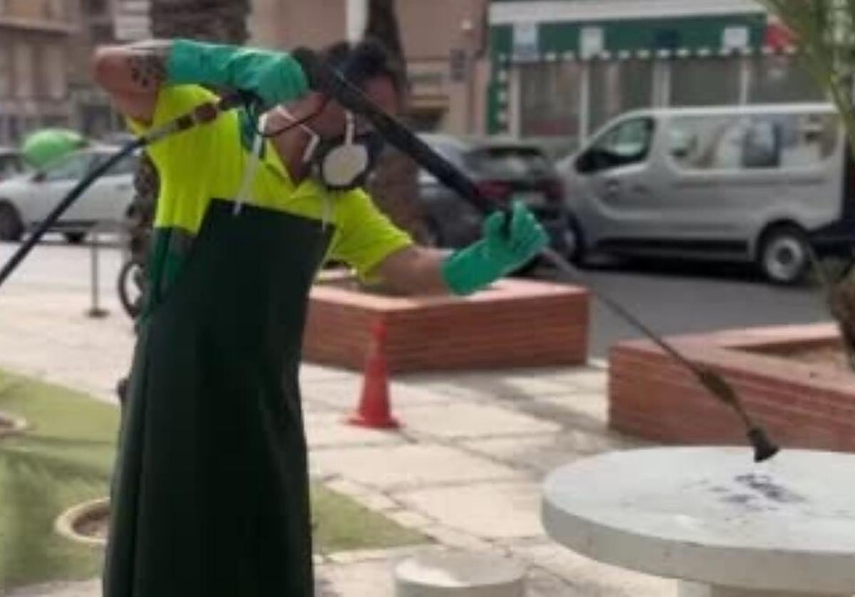 Operario de limpieza, durante sus tareas.