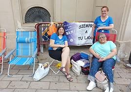 Integrantes del club de fans de Alejandro Sanz en Alicante hacen cola desde el domingo.