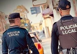 Dos policías locales de Elche patrullan por la ciudad.