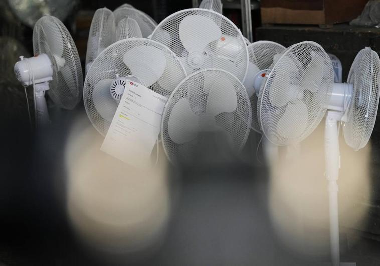 Ventiladores para hacer frente a la ola de calor en los colegios electorales.